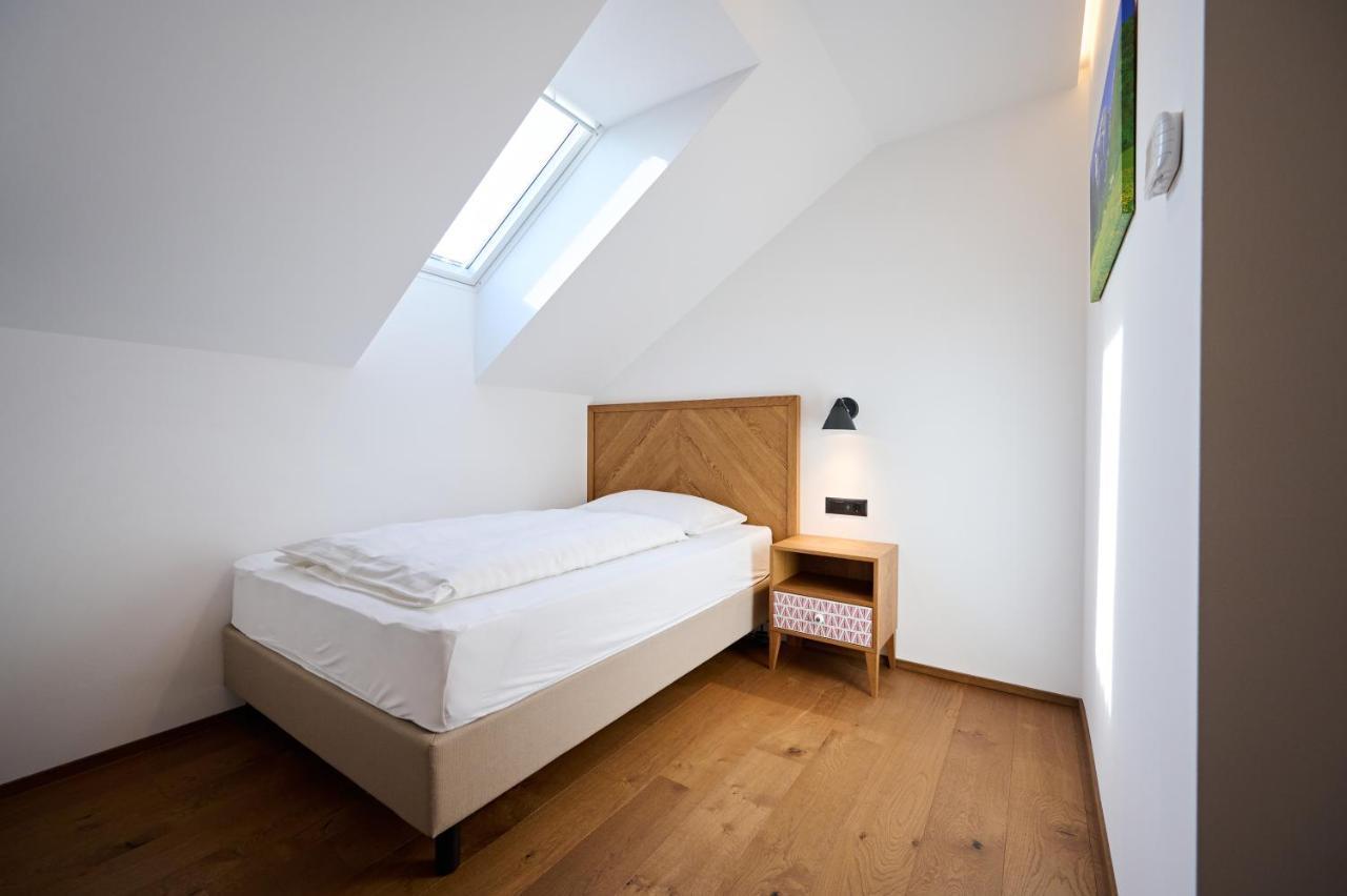 Hisa Ancka, - 3 Min To The Airport 3*